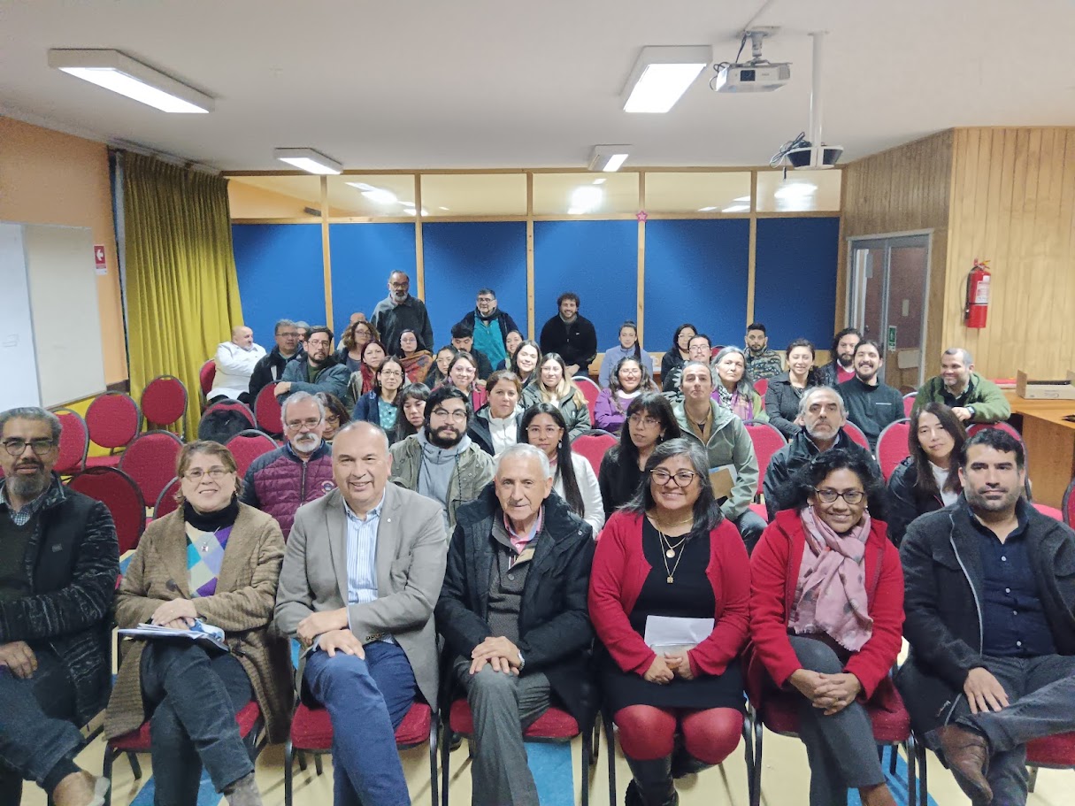 Equipo Técnico del SLEP del Reloncaví dialoga con docentes del Liceo Comercial Miramar sobre el proceso de traspaso